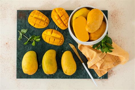 Mango with salt and honey .